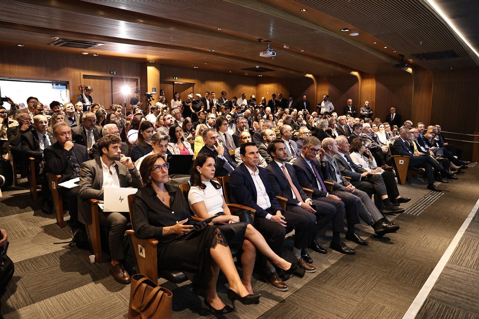Plateia no auditório do Edifício Íon durante o seminário