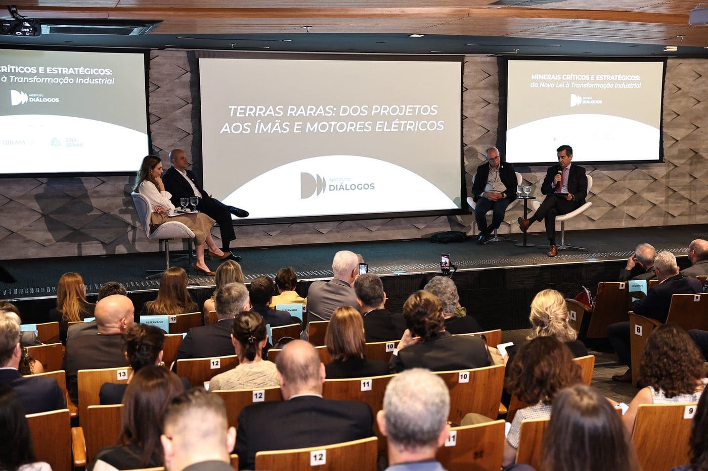 Painel “Terras raras: dos projetos aos ímãs e motores elétricos”, visto da plateia