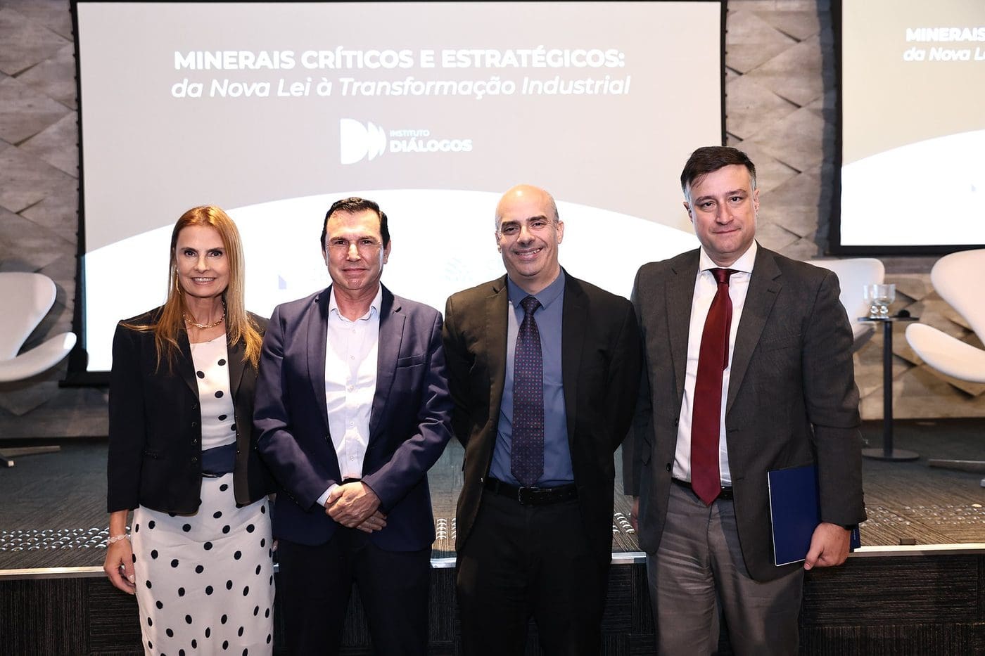 Participantes do painel “Da mina à agregação de valor” posam no palco