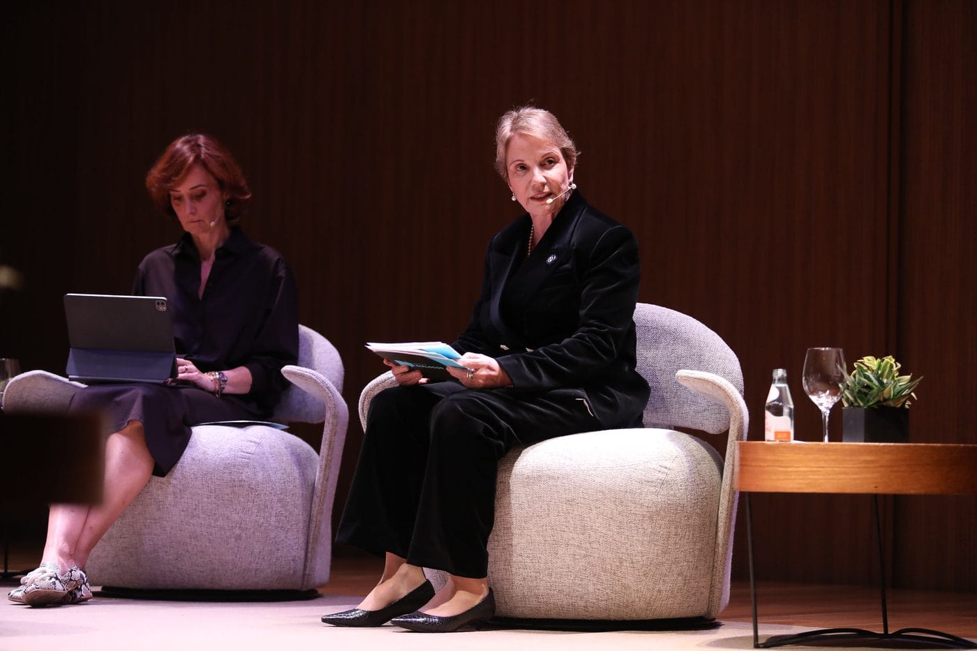 Duas debatedoras no palco de um seminário do Instituto Diálogos